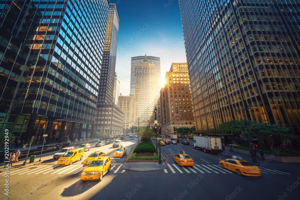 Ulica Nowego Jorku - widok z Park Avenue na Grand Central i drapacze chmur - obrazy, fototapety, plakaty 