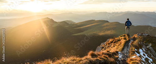 Cuadros en Lienzo Silhouette of the man on top the peak of mountain on sunrise sky , Sport and active life conceptual design