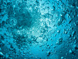 Textur mit Luftblasen Unterwasser gegen das Sonnenlicht