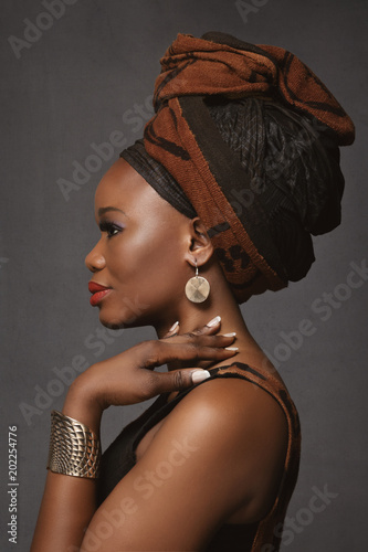 portrait belle femme noire africaine avec foulard dans cheveux - Acheter  cette photo libre de droit et découvrir des images similaires sur Adobe  Stock | Adobe Stock