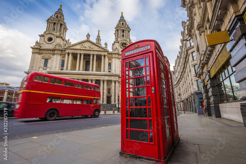 Cuadros en Lienzo London, England - Traditional red telephone box with iconic red vintage double-decker bus on the move at St