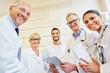 © Robert Kneschke - Ärzteteam lächelt glücklich