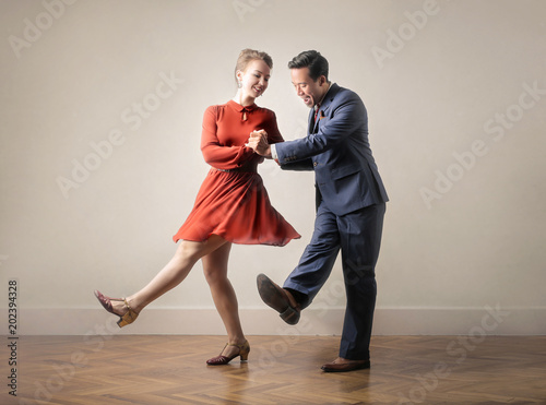 Fototapety Taniec  tancerze-tancza-razem-przebieraja-sie-w-ubrania-vintage