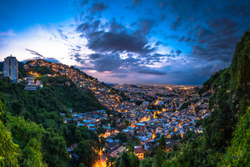 Fototapete - Panoramic View of Rio de Janeiro Slums on the Hill at Dusk