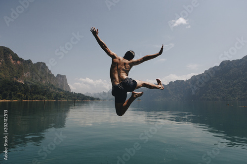 Fototapety skoki do wody  mezczyzna-skaczacy-z-radosci-nad-jeziorem