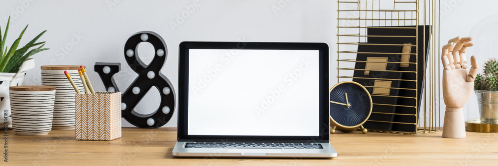 Mockup laptop on desk - obrazy, fototapety, plakaty 