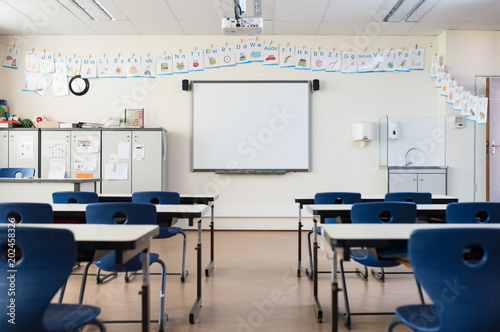 Cuadros en Lienzo Empty classroom with whiteboard