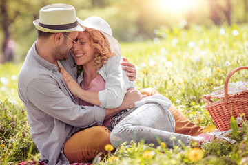 Canvas Print - Beautiful happy couple on romantic picnic