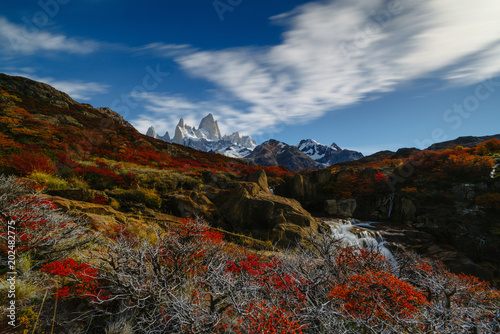 widok-na-gore-fitz-roy-i-wodospad-w-parku-narodowym-los-glaciares-jesien-w-patagonii-strona-argentynska