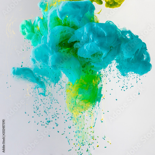artystyczny-porjekt-z-wyplywajaca-turkusowa-niebieska-i-zielona-farba-z-kroplami-na-jasnym-tle