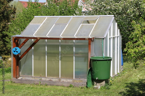 Glass House In A Private Garden Gewachshaus Treibhaus Glashaus