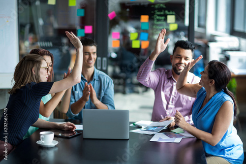 Plakaty do biura team-of-businesspeople-giving-high-five