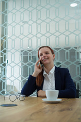 Aufkleber - Female executive talking on mobile phone at desk
