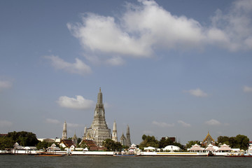 Wall Mural - Wat Arun temple and Chao Phraya river in Bangkok, Thailand.