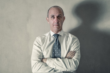 uomo in camicia e cravatta dallo sguardo pensieroso