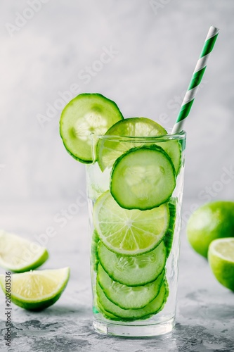 podawac-detox-wode-z-ogorkiem-i-limonka
