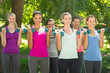 © WavebreakmediaMicro - Fitness group lifting hand weights in park