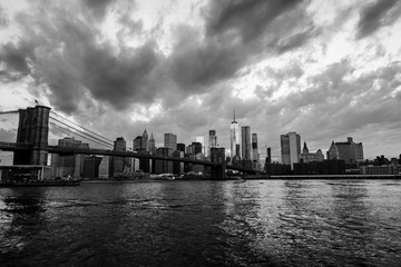 Poster - View of Manhattan bridge and Manhattan in New York, USA at sunset. Black and white