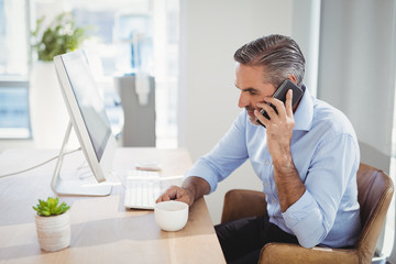 Aufkleber - Executive talking on mobile phone at desk