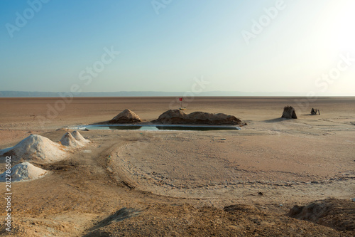 Plakat Wysuszony - out słone jezioro w Sahara, Tunezja