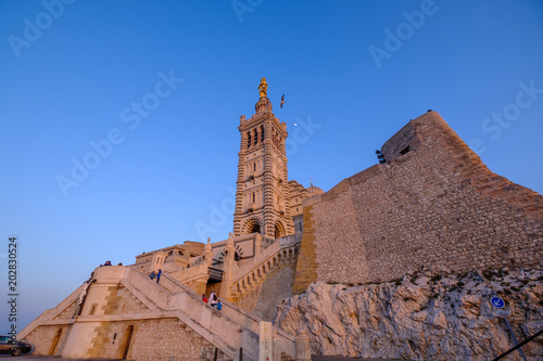 Vue Sur La Basilique Notre Dame De La Garde à Marseille