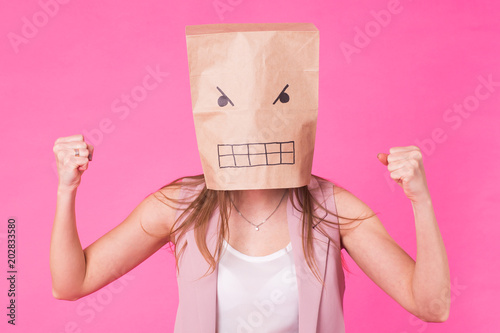 Fotografía Concept of negative emotions - Angry woman with a paper bag on his face