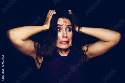 Fotomural Woman gesturing panic face expression