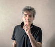 © Photobeps - uomo che fa il gesto di zittire