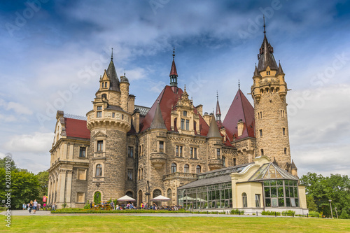 Zdjęcie XXL Bajkowy zamek w Mosznej, koło Opola, Śląsk, Polska.