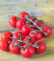 Canvas Print - Bunch of fresh cherry tomatoes on the wooden table