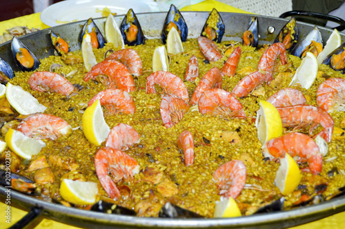 Fotomural Primer plano de una paella con langostinos y mejillones