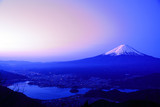 Fototapeta Zachód słońca - 山梨側から見た朝焼けの富士山と河口湖