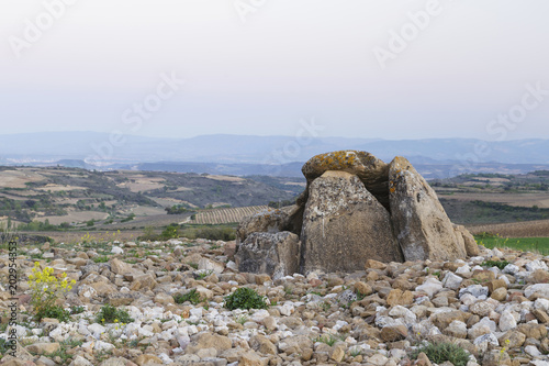 Fotografía Dolmen named Alto de la Huesera, in Laguardia, Alava, Spain.