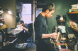 © Yohei Sawamura - コーヒーを淹れるカフェの店員