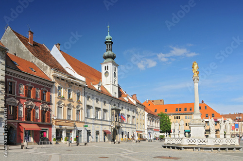 Zdjęcie XXL Ratusz i pomnik dżumy na głównym placu w Mariborze, Słowenia.