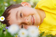 Kind Frühling Blumen Blumenwiese kleiner Junge Portrait Gesicht draußen Natur