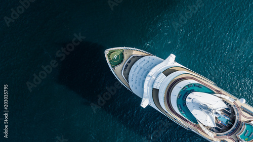 Fotografía Aerial view large cruise ship at sea, Passenger cruise ship vessel sailing across the Gulf of Thailand