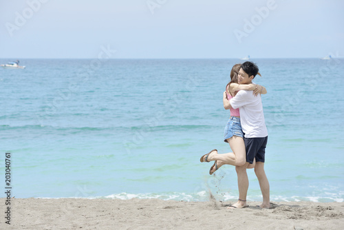ビーチで恋人に抱きつくカップル Stock Photo Adobe Stock