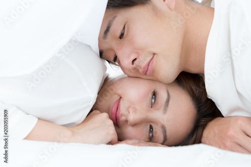 頬を寄せ合う男女 Stock 写真 Adobe Stock