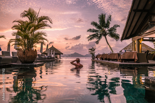 Fotomural young man at the beach during vacation at the tropical islands of the Seychelles
