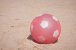 Różowa piłka na plaży