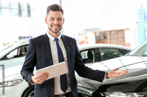 Fotomural Salesman with tablet in salon. Buying new car