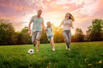 Wall Mural - Familie spielt Fußball