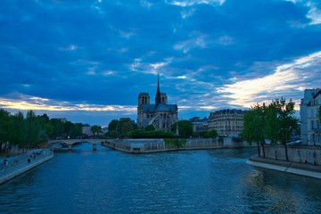 Fototapete - End of Day near Notre Dame de Paris Cathedral