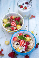 raw oatmeal flakes with berries