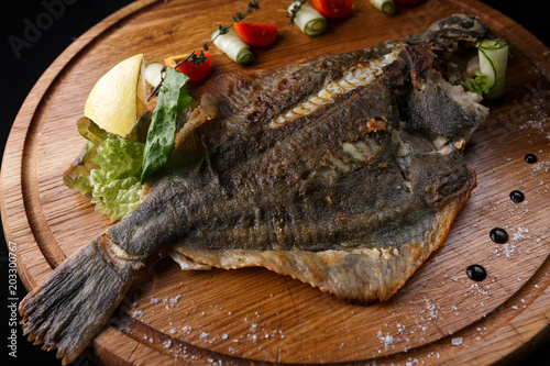 Fish flounder with lemon and vegetables Tableau sur Toile