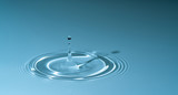 Fototapeta Łazienka - splash drop of water on blue background