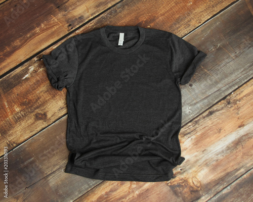 Fotografía Mockup of blank gray tshirt on rustic wood background