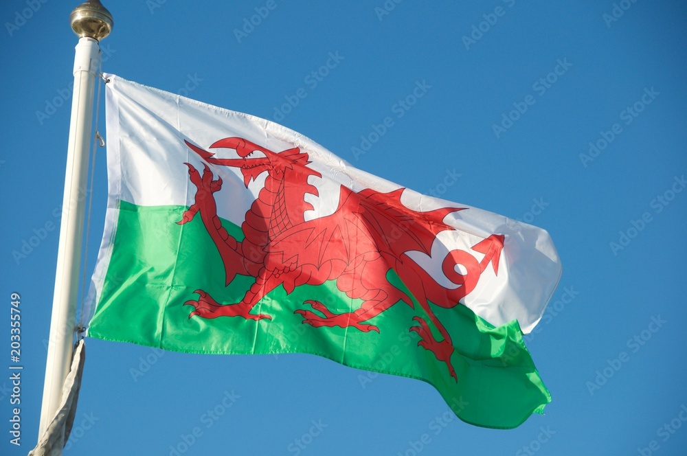 flaga Walii na tle niebieskiego nieba - obrazy, fototapety, plakaty 