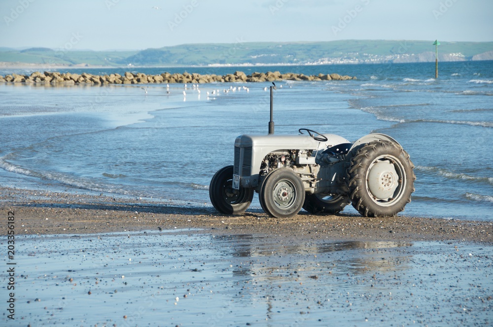 traktor czyszczący plażę w Walii - obrazy, fototapety, plakaty 